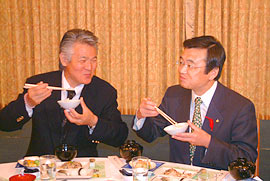 宮城米を試食する菅原文太氏(左)と浅野史郎氏(右)
