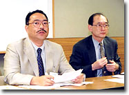 記者会見にのぞむ山中主席研究員(左)と安田室長