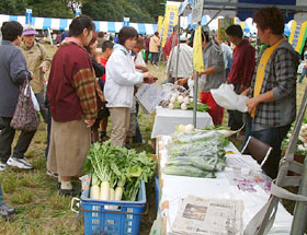 10月末に所沢市内で開かれた市の農業祭。こうした消費者と生産者の交流が裁判を支えた。