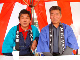 金子哲原告団長(左)と小高儀三郎さん
