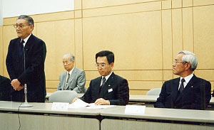 総代会後記者会見する原田経営管理委会長と上野理事長