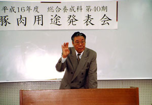 挨拶する多田学校長