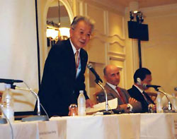 挨拶する前田千尋AOA会長