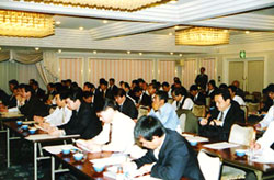 講師の話を熱心に聞く参加者