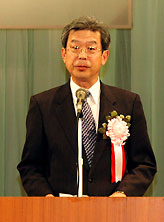 挨拶する成清常務
