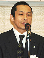 挨拶する三橋美幸社長
