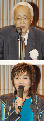挨拶する木村会長(上)里中満智子氏の記念講演(下)