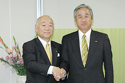 内山社長(左)と真嶋社長(右)