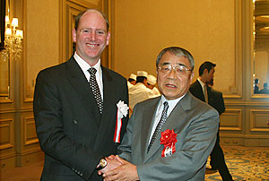 シンガポールに赴任したガスリー前社長(左)と松木全農薬理事長
