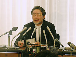 10月31日のプリオン専門調査会後に会見する吉川座長