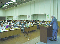昨年の認定研修会から・壇上は梶原会長