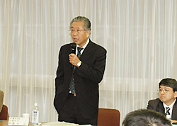挨拶する伊佐地専務