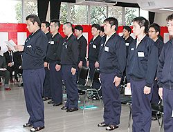 入学生を代表して誓いの言葉を述べる管野秀樹さん