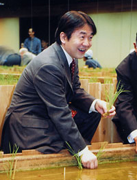 地下農場で田植えに参加した竹中経済財政担当相