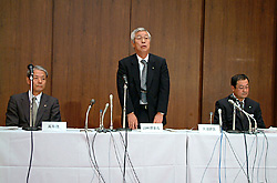 秋田県本部のコメ不正取引に対する調査結果を発表するJA全農の田林理事長(中央)と萬専務(左)