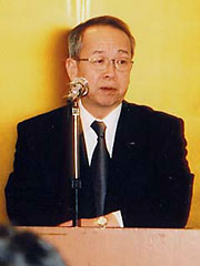 挨拶する塚田和夫全中常務