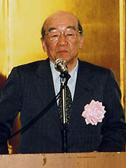 審査講評する山地進氏