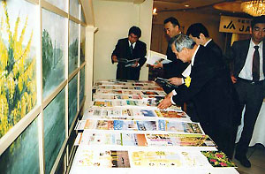 入賞したJA広報誌を見る参加者