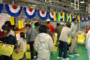 買い物客で賑わう感謝祭会場