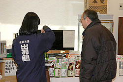 秋田の地酒を試飲する買い物客