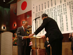JA全中総会で宮田JA全中会長から表彰を受ける受賞者(4日、東京・丸の内の東京會舘)