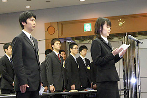 決意表明する苅和明日香さん(右)と増井秀幸さん