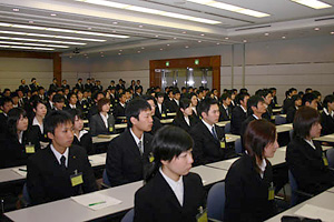 新たな発展基盤づくりの熱意を秘めて153名が入会