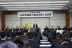 挨拶する新井会長