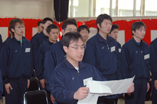誓いの言葉を述べる学生代表の石川礼さん