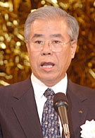 審査報告する上原寿宰理事長
