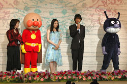 仲間由紀恵さん(中央)と賀集利樹さん (右から2番目)。「こども共済」キャラクター 「アンパンマン・バイキンマン」も登場