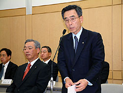 16年度決算などの概要を説明する農林中金の上野理事長=6月24日の会見で。