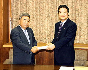 岩永副大臣から報告書を手渡される種市全農会長、6日農水省で