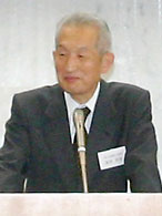 あいさつする蓮見生協総研理事長