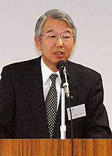 挨拶する室屋部長