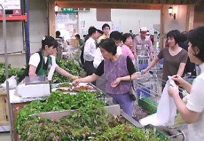 活気あふれるハナロクラブ店内