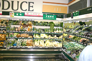 少量野菜・カット野菜など分かりやすく工夫された商品展示