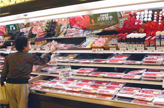 「宗谷黒牛」(全農安心システム)を核に品揃えされる若宮店食肉売り場