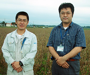 ��橋係長(右)と若手生産者でJA理事の橋本暁さん。「この運動によって、意識が変わり結果として営農も変わった」。雑穀、しいたけは完全無農薬で栽培しているという