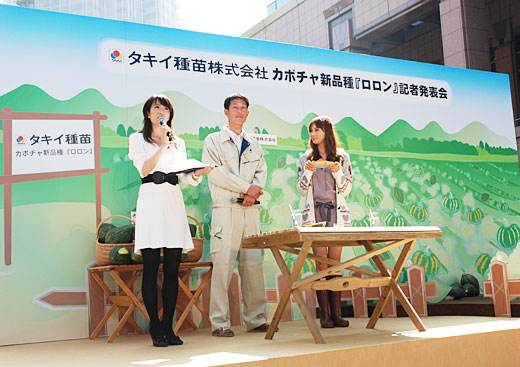 研究農場の新さん（中央）とファッションモデルの押切もえさん(右）
