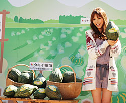 新品種カボチャ「ロロン」を笑顔でＰＲする押切もえさん