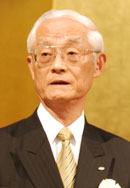あいさつする大内脩吉会長