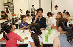 親子で苦手な野菜を克服（いずれも東京・丸の内のＡＢＣクッキングスタジオ）