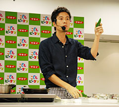 コウケンテツさんが「こどもピーマン」を使ってクッキングショウと食育講座