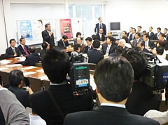 10月6日朝、参議院議会会館で開かれた第１回農林水産政策会議。「国民のための政策をつくる」と赤松農相