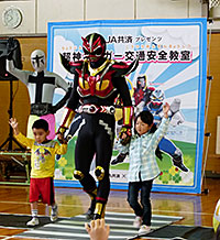 ご当地ヒーロー「超神ネイガー」の交通安全教室