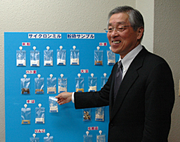 製粉サンプルを説明する鈴木社長