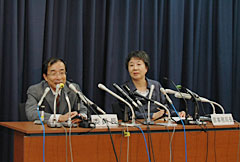 報道陣を前に会見を行った消費者委員会の松本委員長と原事務局長