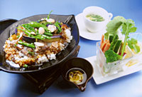 新メニューの「牛厚切りロース　ガーリック焼飯?国産元気野菜のバーニャカウダ添え」
