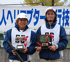 優勝した深津さん（右）、杉浦さんペア